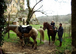  Parada para hacer un picnic al pie del castillo de Commarque 
